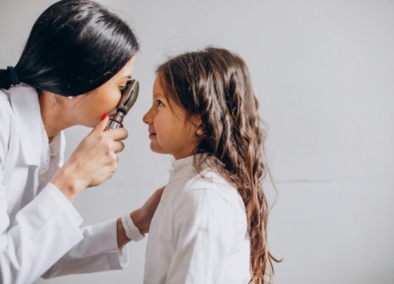 Día de la Madre: el 50% de las madres peruanas posterga su salud visual por priorizar los gastos de sus hijos