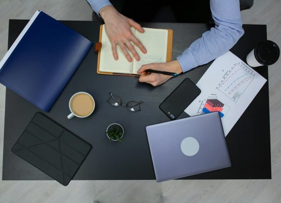 Empresas proyectan mayores ajustes salariales en 2026: aumento promedio sería de 5.1%