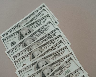 Casas de cambio online ganan terreno mientras bancos mantienen amplios márgenes en el dólar