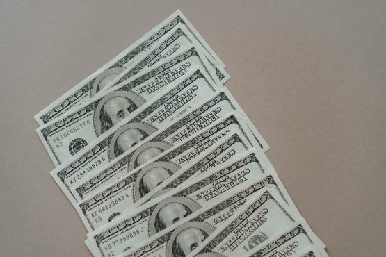 Casas de cambio online ganan terreno mientras bancos mantienen amplios márgenes en el dólar