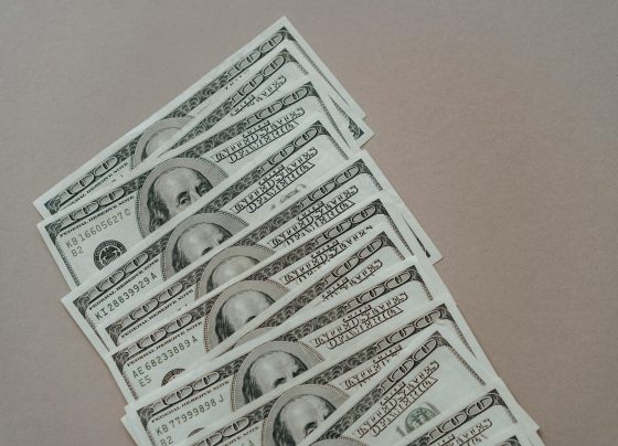 Casas de cambio online ganan terreno mientras bancos mantienen amplios márgenes en el dólar