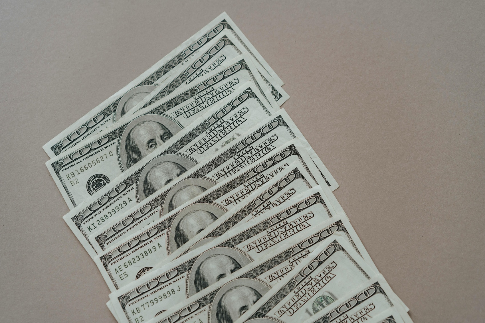 Casas de cambio online ganan terreno mientras bancos mantienen amplios márgenes en el dólar