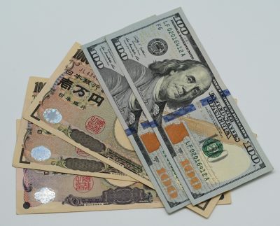 El yen cae a su nivel más bajo en casi dos años frente al dólar
