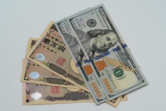 El yen cae a su nivel más bajo en casi dos años frente al dólar