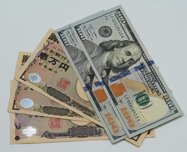 El yen cae a su nivel más bajo en casi dos años frente al dólar