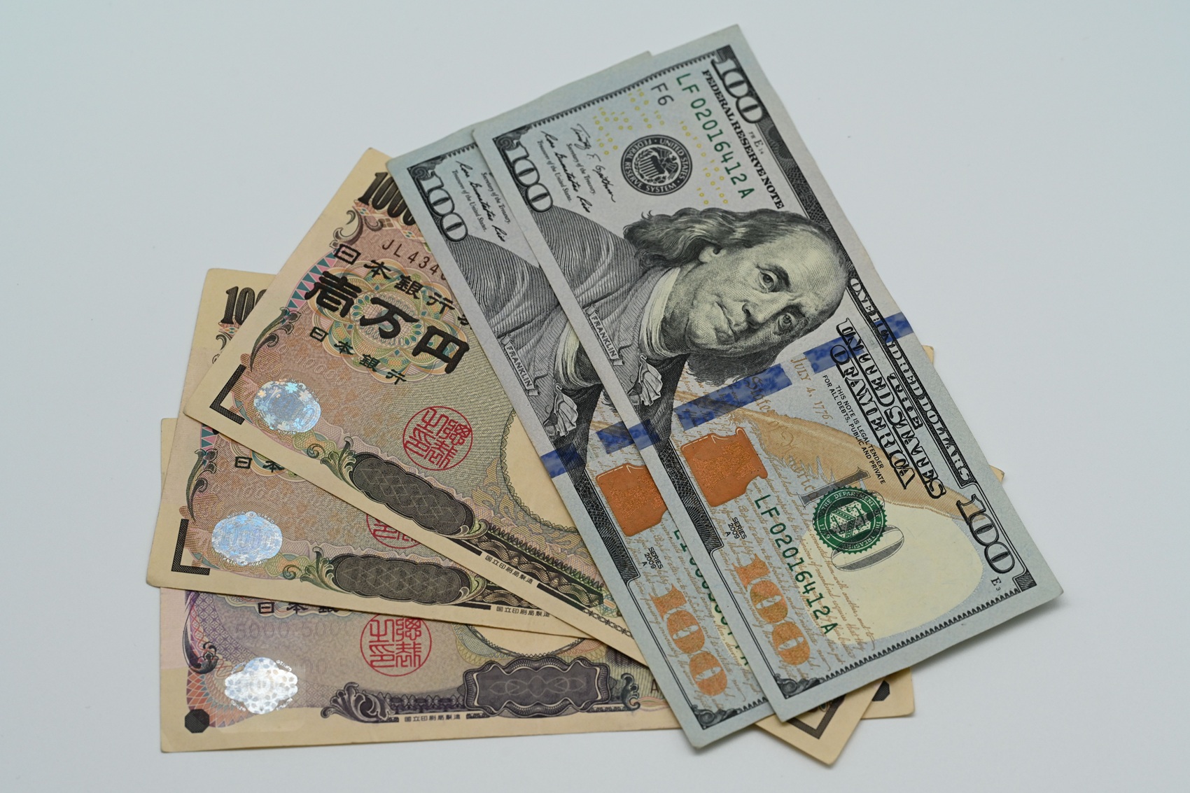 El yen cae a su nivel más bajo en casi dos años frente al dólar