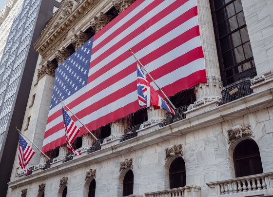Wall Street cierra una semana de ganancias impulsada por la Fed y el acuerdo entre EE.UU. e Irán