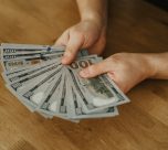 Cambiar US$ 100 o US$ 1.000: cuánto puedes ahorrar al comparar el tipo de cambio