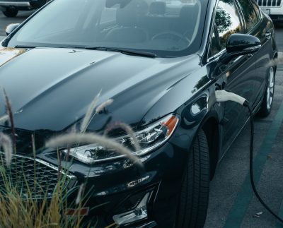 Venta de vehículos híbridos y eléctricos se disparan más de 86% en primer semestre del año
