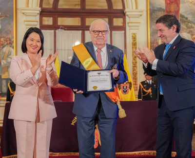 Alcalde de Lima condecoró al presidente del BCRP, Julio Velarde