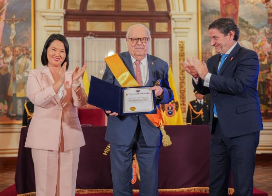 Alcalde de Lima condecoró al presidente del BCRP, Julio Velarde