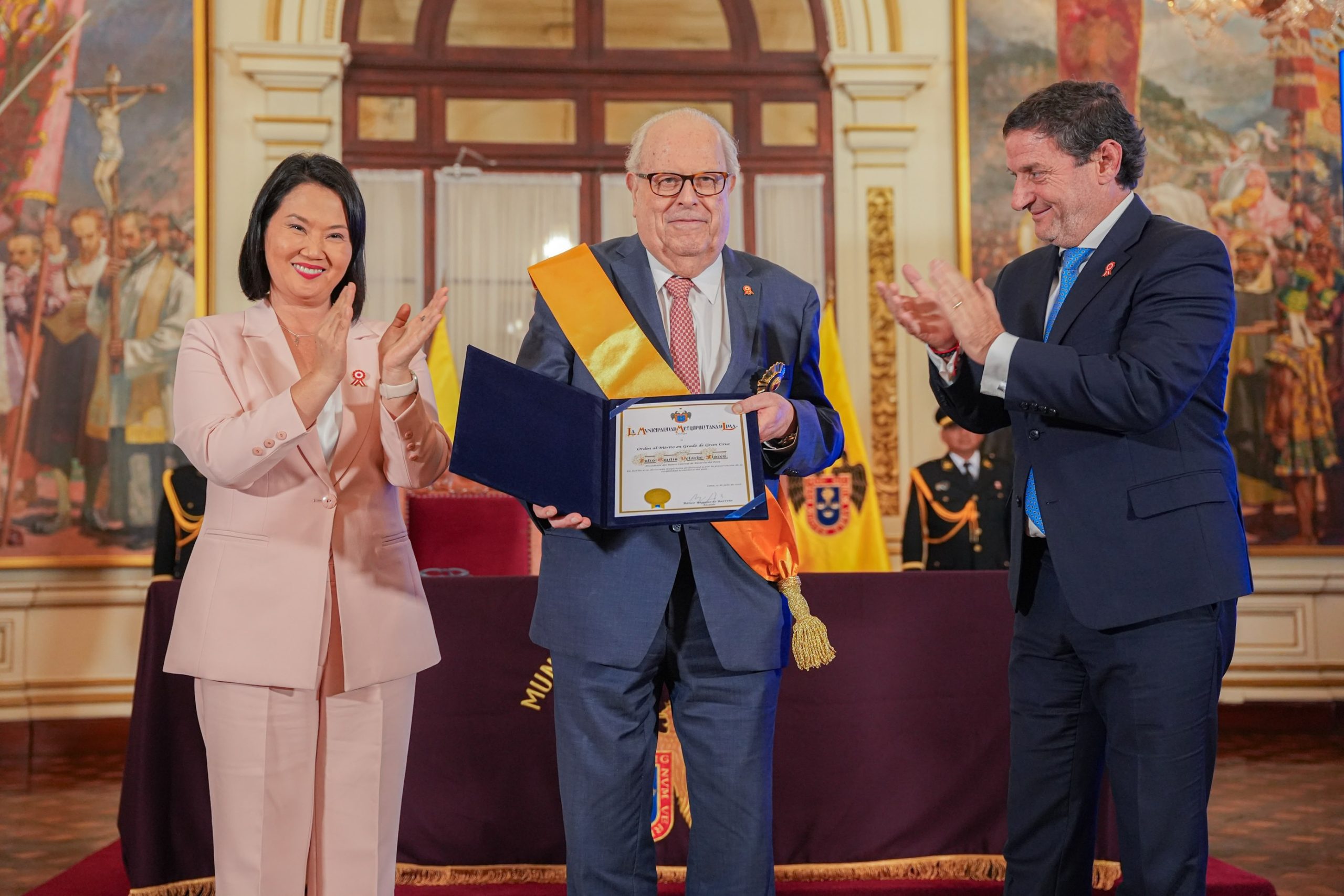 Condecoran al presidente del BCRP, Julio Velarde, por su trayectoria y aporte al país