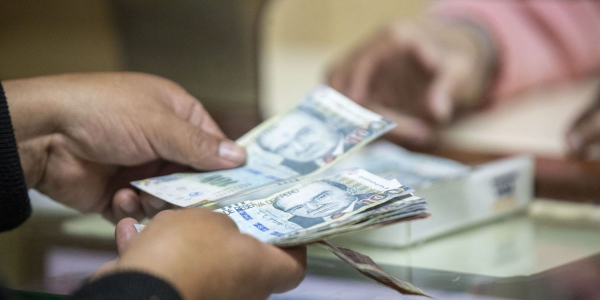 Remesas al celular: la nueva batalla por el dólar que llega al Perú