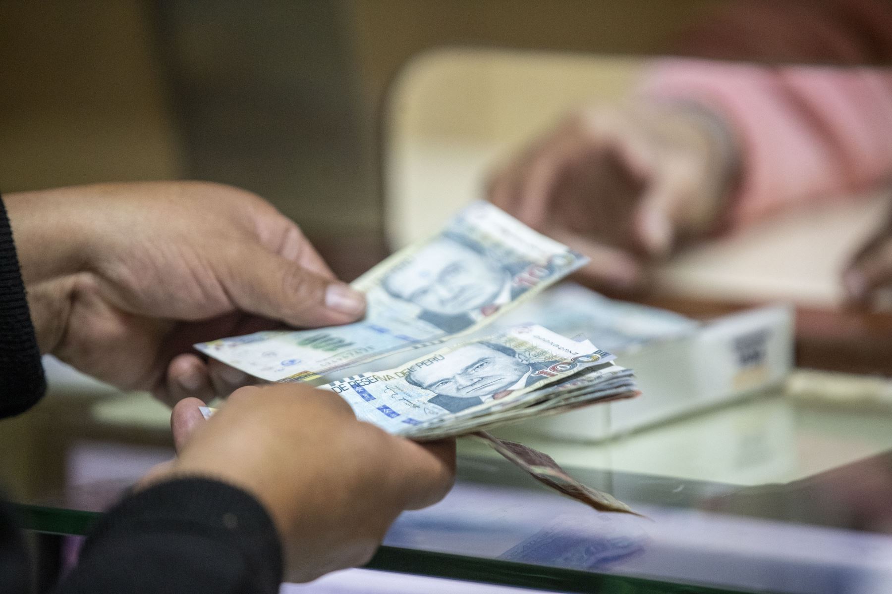 Remesas al celular: la nueva batalla por el dólar que llega al Perú