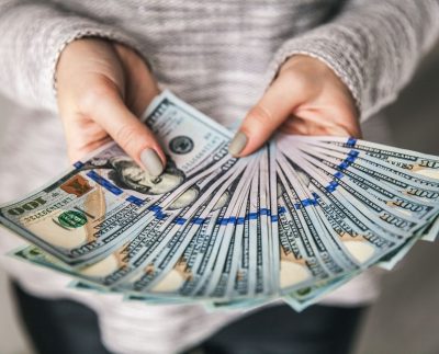 Dólar y petróleo retroceden por alivio geopolítico y mayor confianza en los mercados