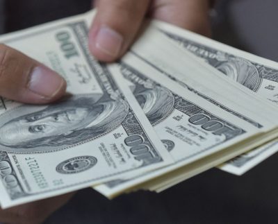 Dólar baja esta semana impulsado por la debilidad global de la divisa estadounidense