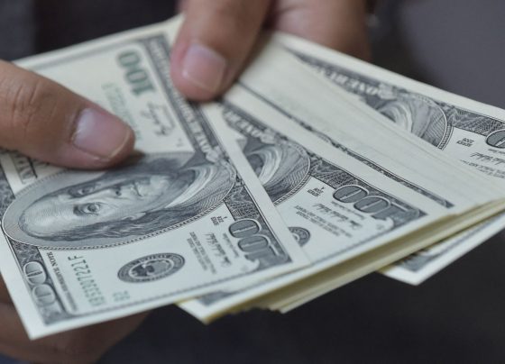 Dólar baja esta semana impulsado por la debilidad global de la divisa estadounidense