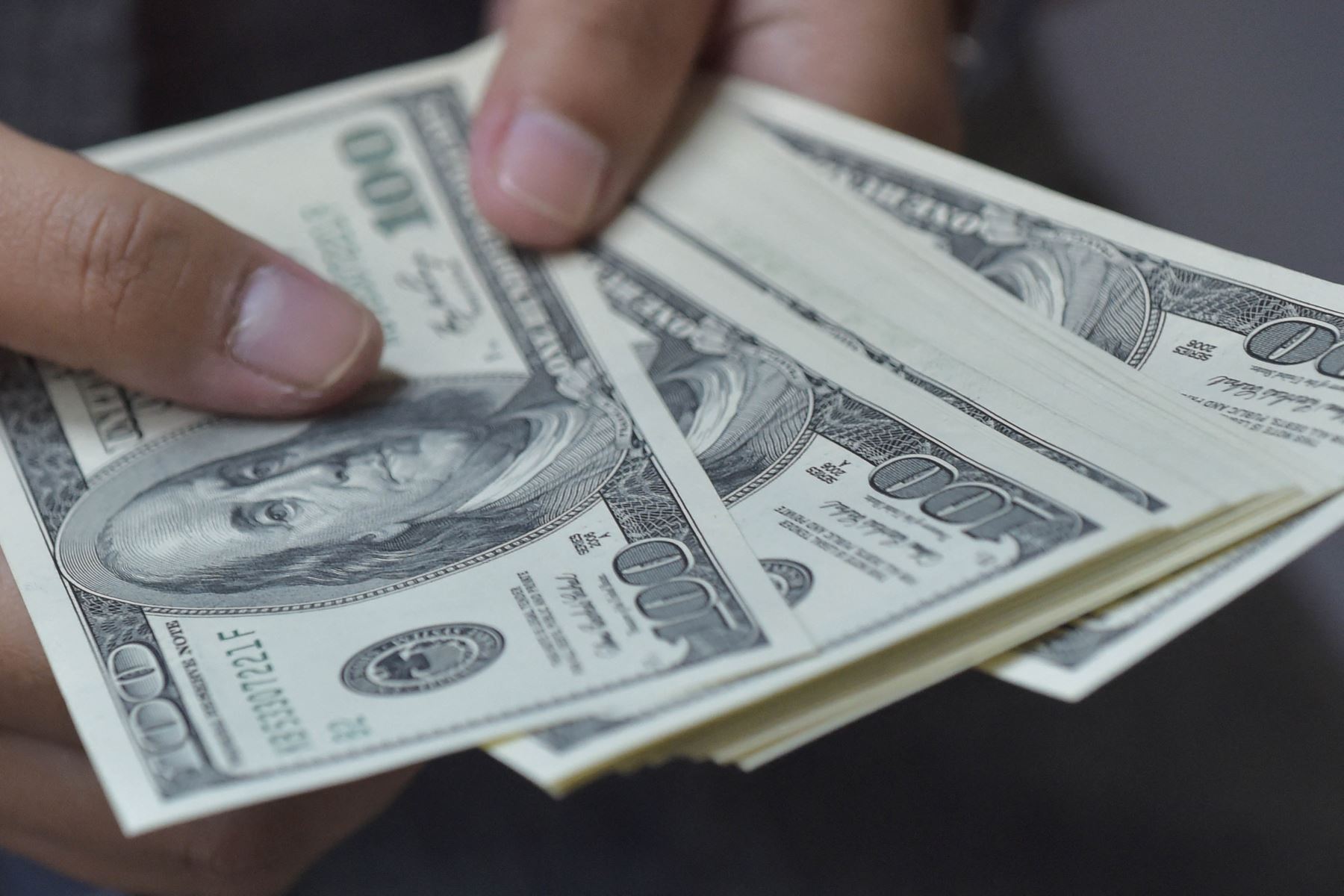 Dólar baja esta semana impulsado por la debilidad global de la divisa estadounidense