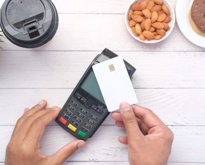 ¿Puede un negocio negarse a recibir efectivo y aceptar solo tarjetas o billeteras digitales?