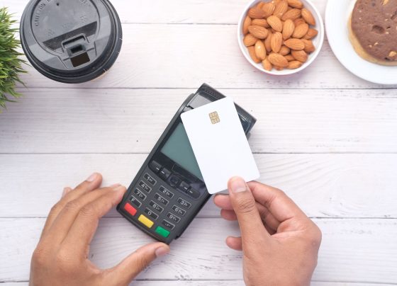 ¿Puede un negocio negarse a recibir efectivo y aceptar solo tarjetas o billeteras digitales?
