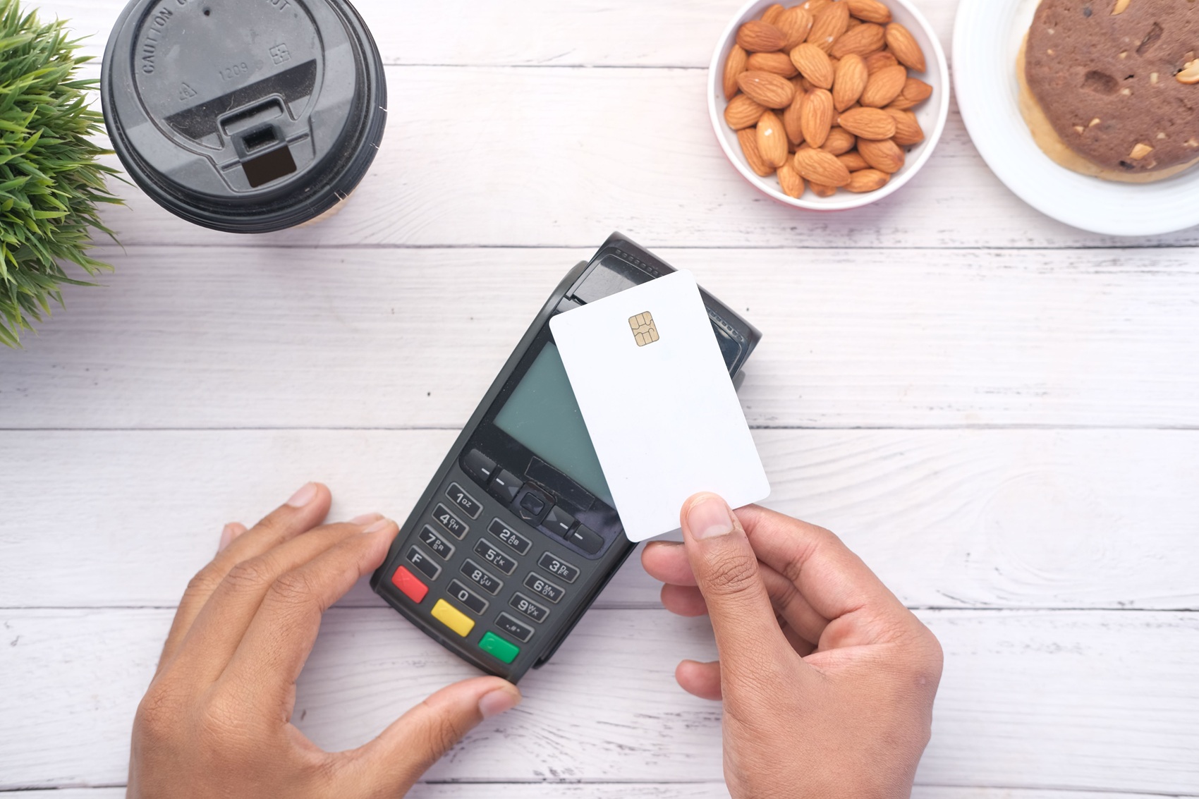 ¿Puede un negocio negarse a recibir efectivo y aceptar solo tarjetas o billeteras digitales?