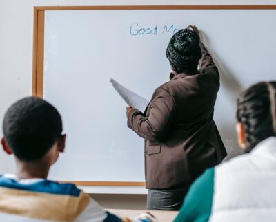 Colegios privados no pueden impedir que estudiantes rindan evaluaciones finales por deuda de pensiones