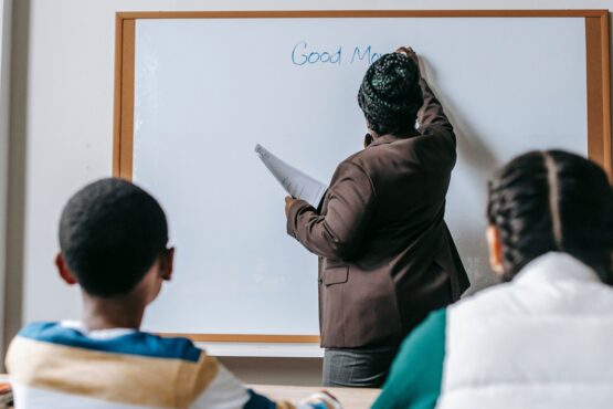 Colegios privados no pueden impedir que estudiantes rindan evaluaciones finales por deuda de pensiones