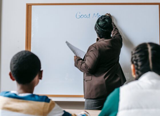Colegios privados no pueden impedir que estudiantes rindan evaluaciones finales por deuda de pensiones