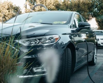 Ventas de vehículos electrificados alcanzan récord de participación en el mercado peruano